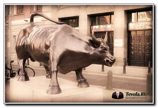 Скульптура быка у фондовой биржи в Амстердаме