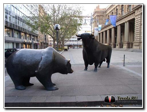Статуя быка и медведя у биржи во Франкфурте-на-Майне