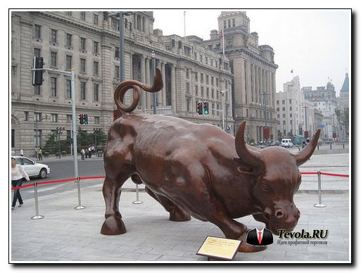 Статуя быка у биржи в Шанхае